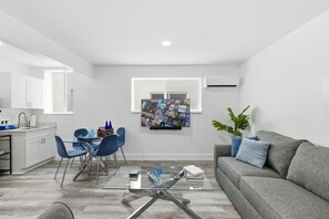 TV, stereo - KING OF MIAMI - 2bd Retreat 1 mile from Brickell (Miami)