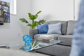 TV, stereo - KING OF MIAMI - 2bd Retreat 1 mile from Brickell (Miami)