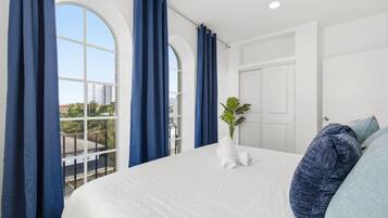 2 bedrooms, desk, iron/ironing board, WiFi