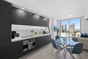 Jääkaappi, mikroaaltouuni, uuni, liesi