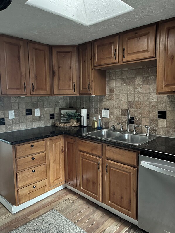 Private kitchen - 3-bedroom house in Grand View with AC (Grand View)