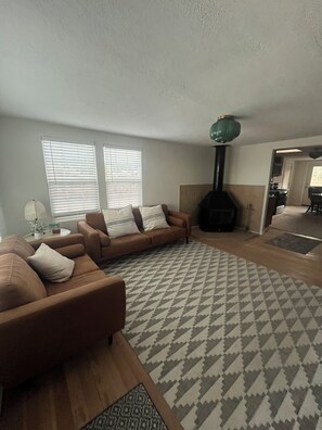 Living area - 3-bedroom house in Grand View with AC (Grand View)