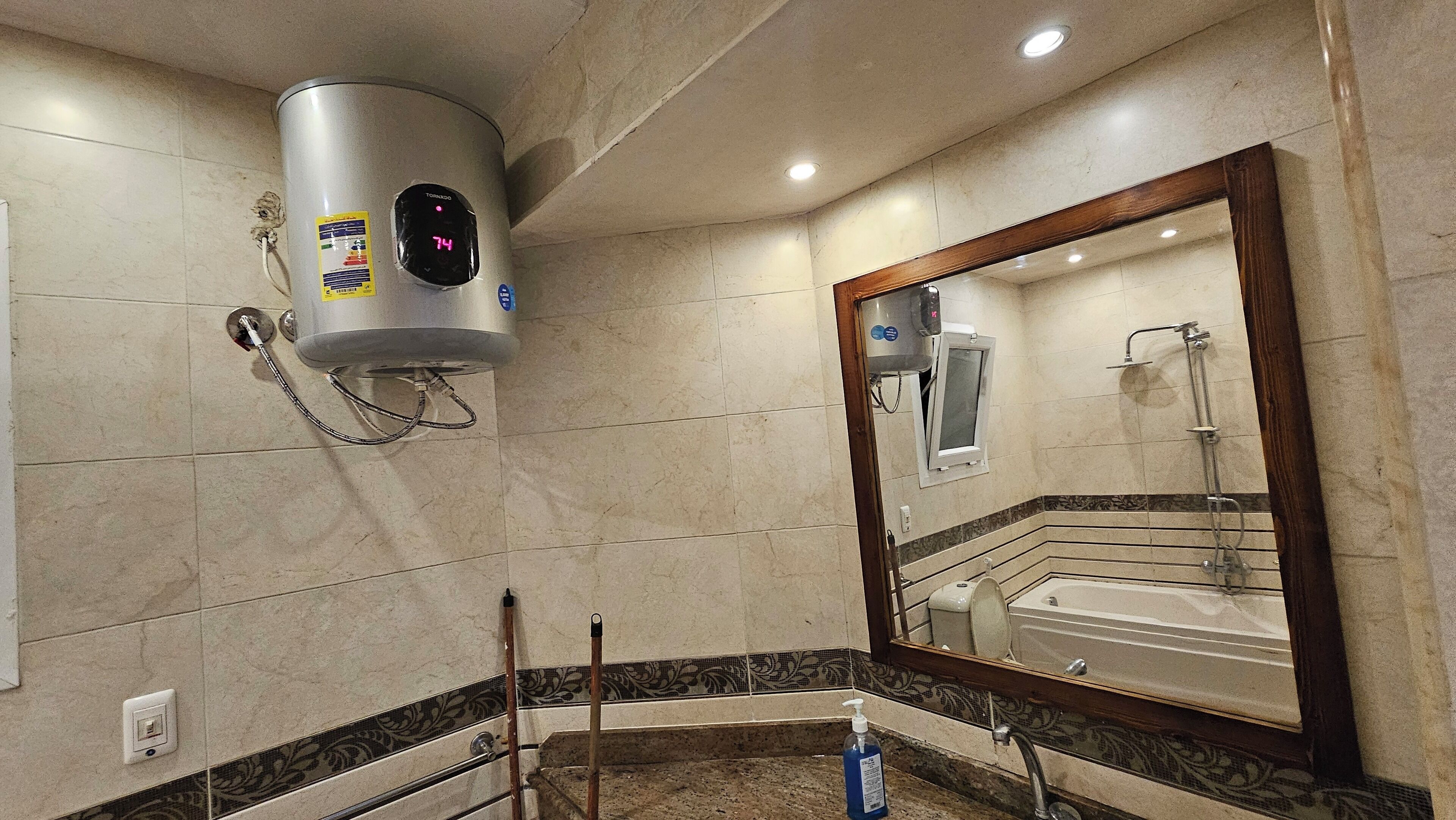 Shower, bidet, towels, toilet paper