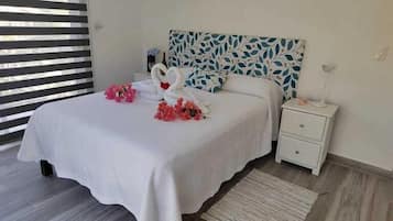 Quarto casal superior, 1 cama de casal | Wi-Fi de cortesia