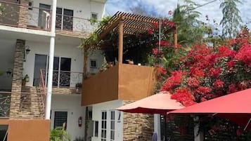 Vista frontal de la propiedad