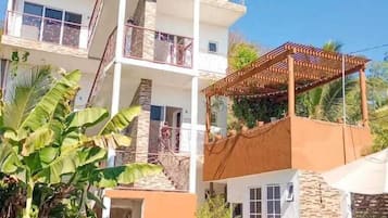 Vista frontal de la propiedad