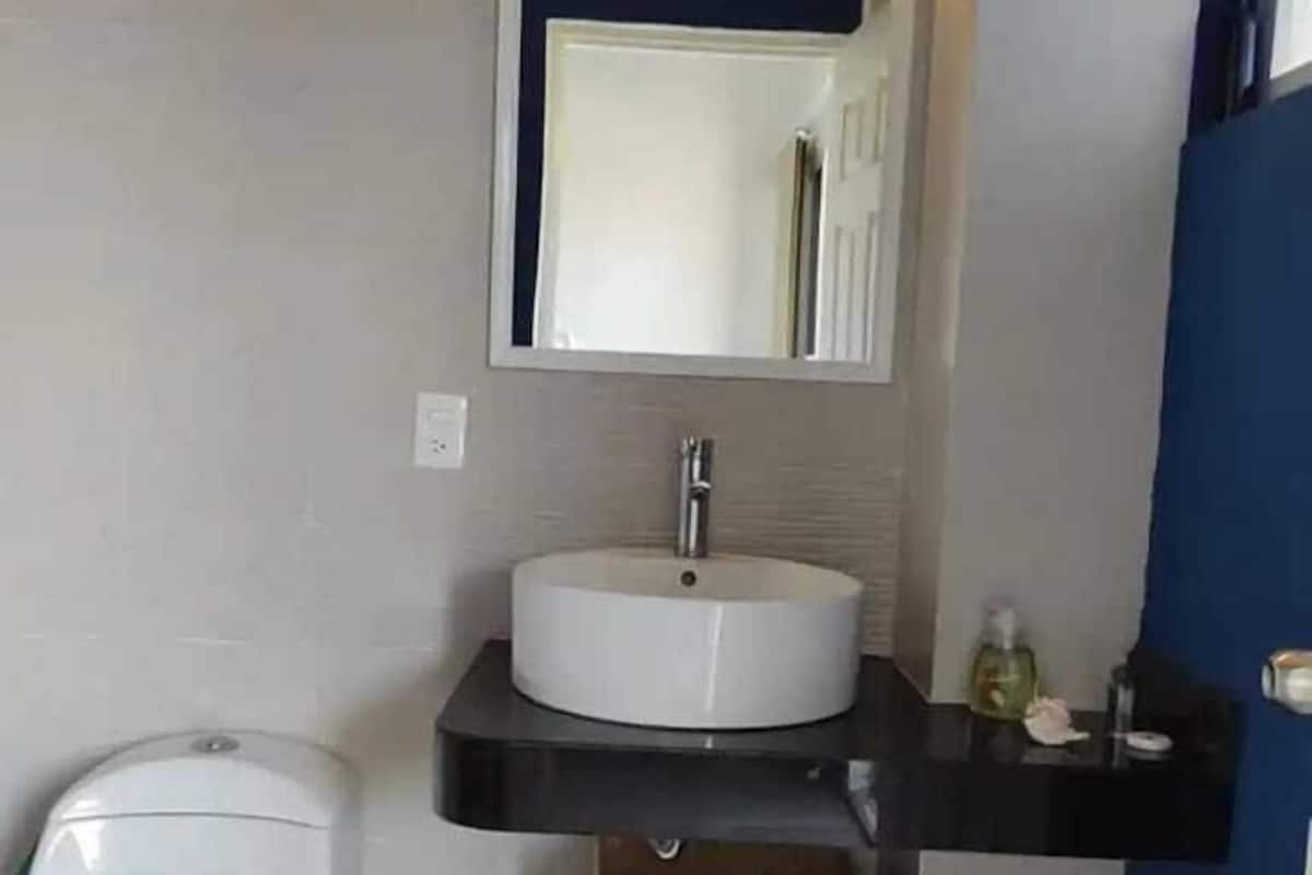 Kamar Double Superior, pemandangan kolam renang | Kamar mandi | Shower, perlengkapan mandi gratis,  dan handuk