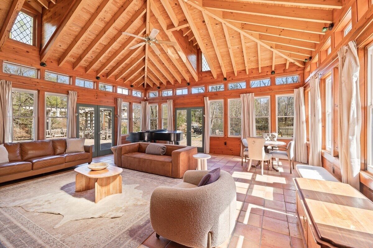 Televisio, takka, videopelejä, pöytätennispöytä