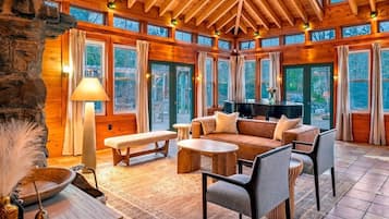 Televisio, takka, videopelejä, pöytätennispöytä