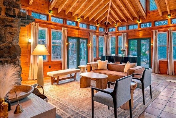 Televisio, takka, videopelejä, pöytätennispöytä