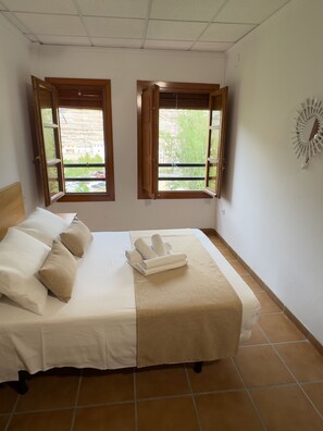 4 bedrooms, bed sheets