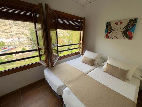 4 bedrooms, bed sheets