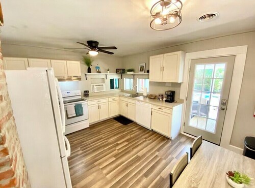 The Little Sandpiper - Charming Port Royal Cottage