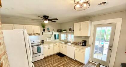 The Little Sandpiper - Charming Port Royal Cottage