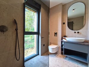 Shower, hair dryer, towels, soap - Blacksmith House - Stylish vacation home with spa & nature views (Varaždinske Toplice)