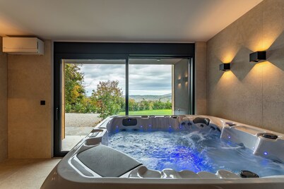 Blacksmith House - Stylish vacation home with spa & nature views