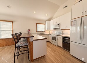 Microondas, horno, parrilla de estufa y lavavajillas 