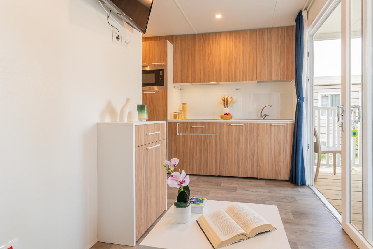 Kühlschrank, Mikrowelle, Hochstuhl, Kochgeschirr/Geschirr/Besteck