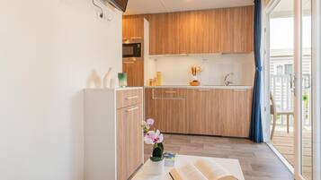 Frigorifero, microonde, seggiolone, pentole/stoviglie/utensili