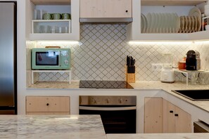 Køleskab, mikrobølgeovn, ovn, kogeplade