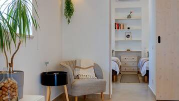 Tabla de planchar con plancha, wifi y ropa de cama