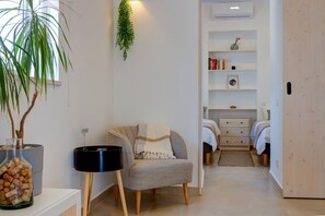 Tabla de planchar con plancha, wifi y ropa de cama 