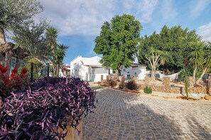 Property grounds - Holiday Home 'Casa A'Venda' with Mountain View, Wi-Fi and Air Conditioning (Moncarapacho)