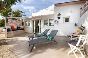 Outdoor dining - Holiday Home 'Casa A'Venda' with Mountain View, Wi-Fi and Air Conditioning (Moncarapacho)