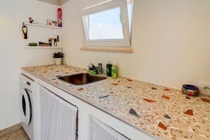 Frigorifero, microonde, forno, piano cottura