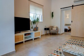Tabla de planchar con plancha, wifi y ropa de cama