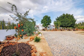 Property grounds - Holiday Home 'Casa A'Venda' with Mountain View, Wi-Fi and Air Conditioning (Moncarapacho)