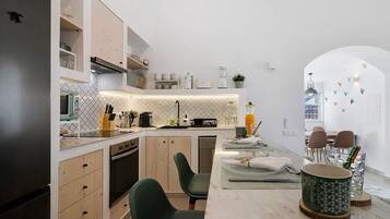 雪櫃、微波爐、焗爐、爐具