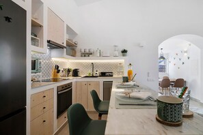 冷蔵庫、電子レンジ、オーブン、コンロ