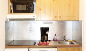 Réfrigérateur, micro-ondes, lave-vaisselle, cafetière/bouilloire