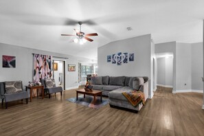 TV, fireplace, video games - Crestview Family Home w/ Games & Porch (Crestview)