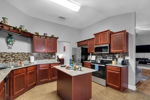 Fridge, microwave, oven, stovetop - Crestview Family Home w/ Games & Porch (Crestview)