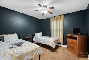 5 bedrooms, desk, iron/ironing board, WiFi