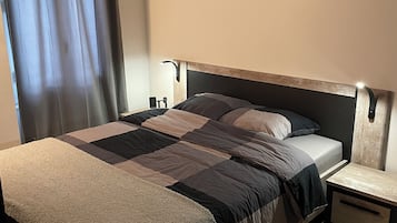 Een strijkplank/strijkijzer, wifi, beddengoed