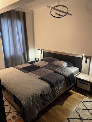 Een strijkplank/strijkijzer, wifi, beddengoed