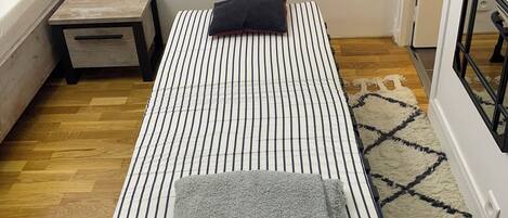 1 habitación, tabla de planchar con plancha, wifi y ropa de cama