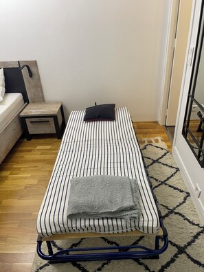 Een strijkplank/strijkijzer, wifi, beddengoed