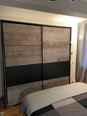 1 slaapkamer, een strijkplank/strijkijzer, wifi, beddengoed