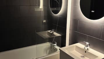 SĂšche-cheveux, bidet, serviettes fournies, savon