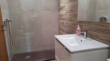 Dusche, Haartrockner, Handtücher