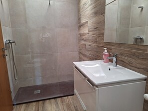 Dusch, hårtork och handdukar