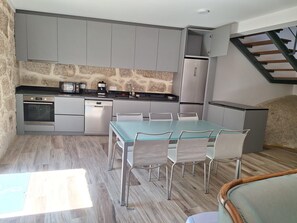 Frigorífico, microondas, horno y placa de cocina