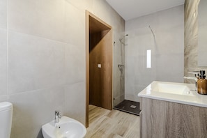 Douche, séchoir à cheveux, serviettes fournies