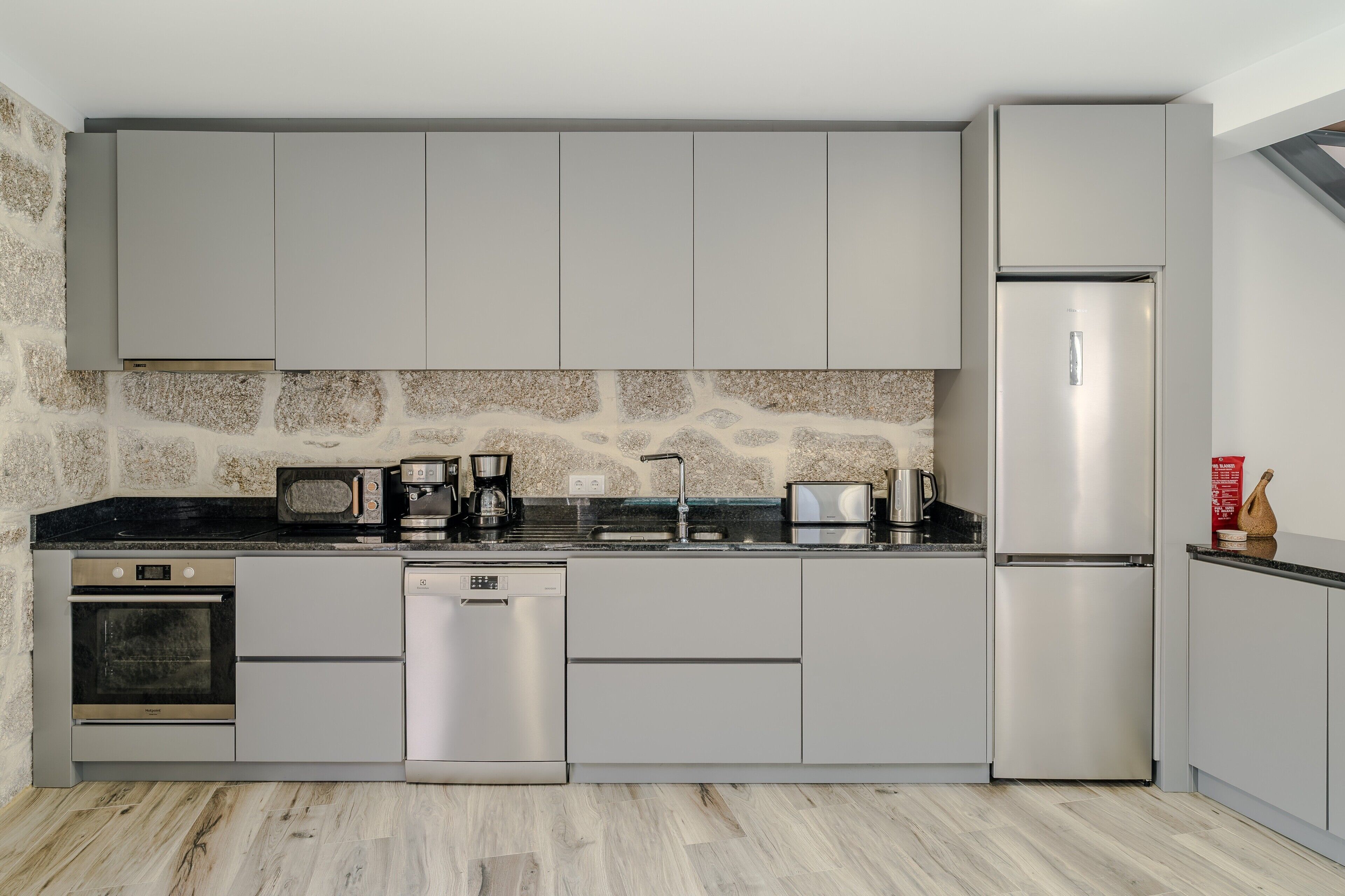 Een koelkast, een magnetron, een oven, een kookplaat