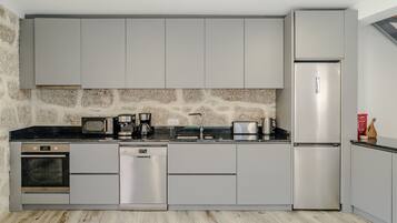 Een koelkast, een magnetron, een oven, een kookplaat