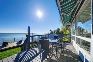 Outdoor dining - Beautiful House by Lake Simcoe (Innisfil)